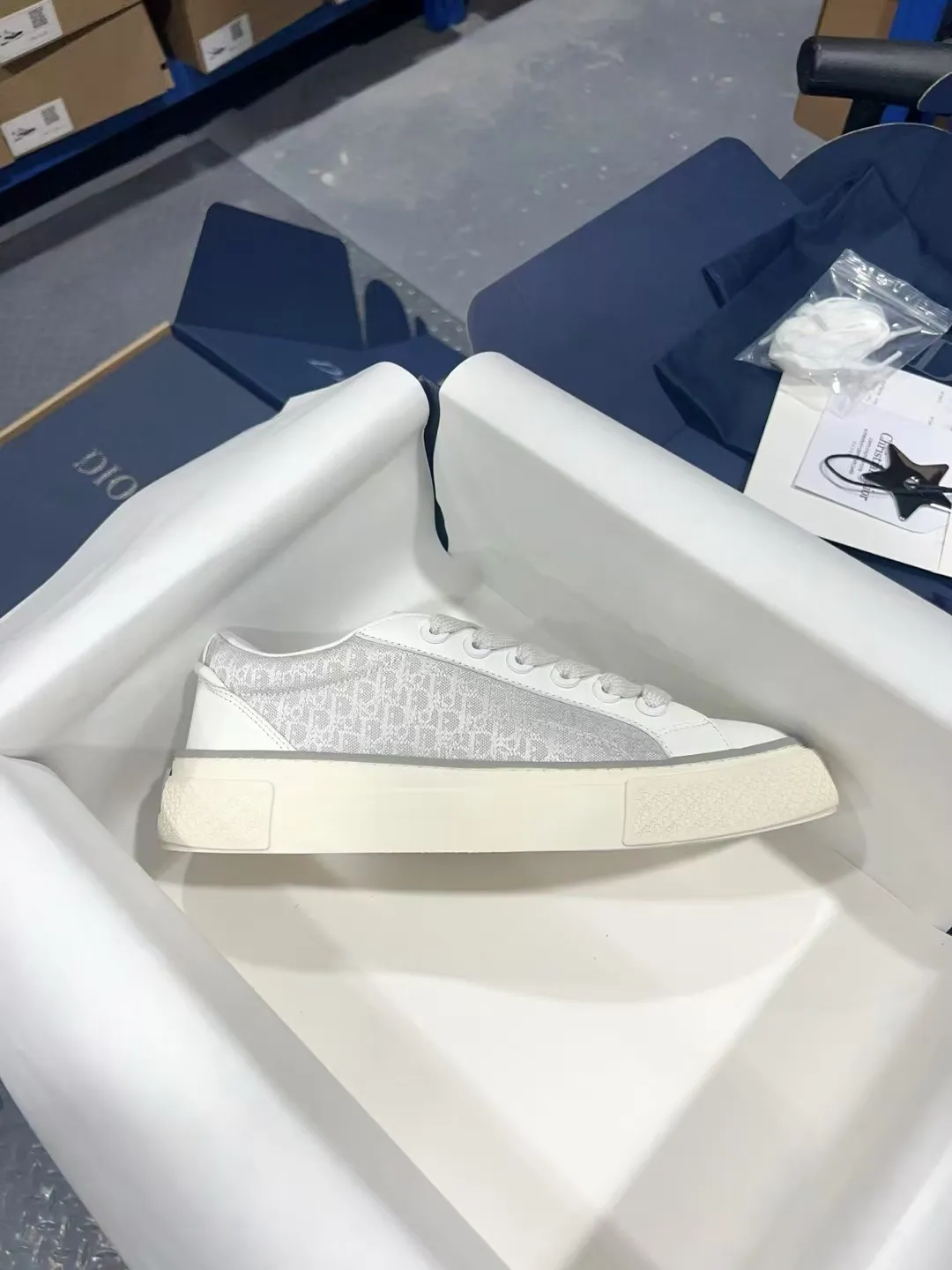 👟👟Ex-factory price 560👟👟 𝐃𝐢𝐨𝐫 𝐱 𝐒𝐭𝐨𝐧𝐞 𝐈𝐬𝐥𝐚𝐧𝐝 𝐁𝟯𝟯 Dior co-branded Stone Island new casual sports shoes Skateboard shoes 111111111 This B33 sneaker comes from the DIOR AND STONE ISLAND limited series. It is a new interpretation of the classic tennis shoe. The fashionable silhouette highlights the heavy texture. The black-dyed cotton has a delicate wash and soft texture, and is finished with the classic Oblique print on the sides, paying homage to the exceptional craftsmanship of the exclusive collaboration. The tongue is embossed with the Dior signature, while cannage panels on the front, DIOR AND STONE ISLAND signature on the back and insole. The rubber outsole features the Dior Oblique pattern, while a contrasting Dior 30 Avenue Montaigne signature on the rear adds style. It can add a modern touch to various casual looks, and can also be matched with other DIOR AND STONE ISLAND items. Exquisite packaging at the delivery counter🛍📦 Customized cowhide material, sheepskin lining, original molded outsole Size: 35-45